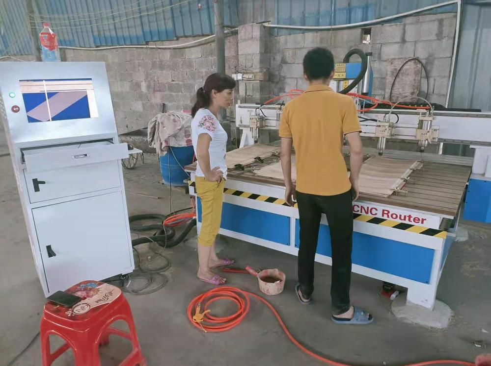 廣西柳州女老板訂購一臺一拖六木工雕刻機(jī)評價如何？(圖1)